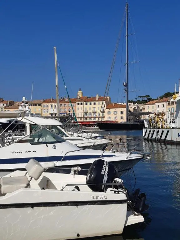 Superbe 3 pièces 4 étoiles Plein centre 70m du Port