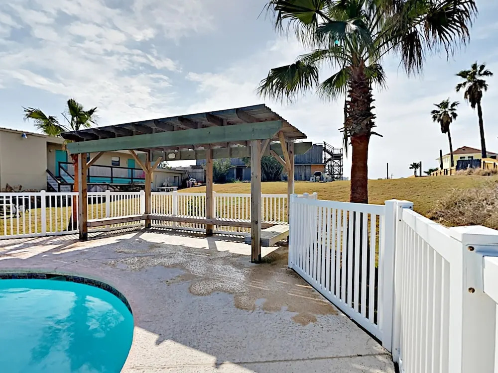 Nelray Shores - One Bedroom Condo
