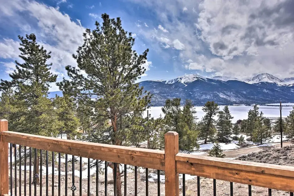 Gorgeous Twin Lakes Home w/ Deck Overlooking Mtns!