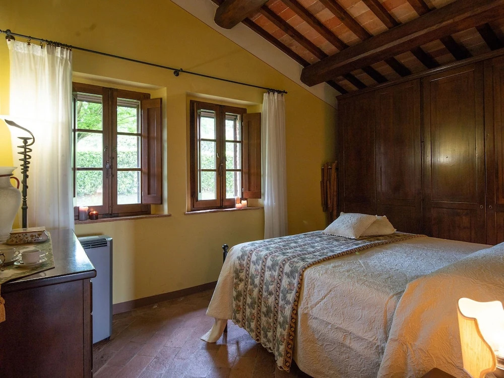 Spacious Villa at Lombriciano with Swimming Pool