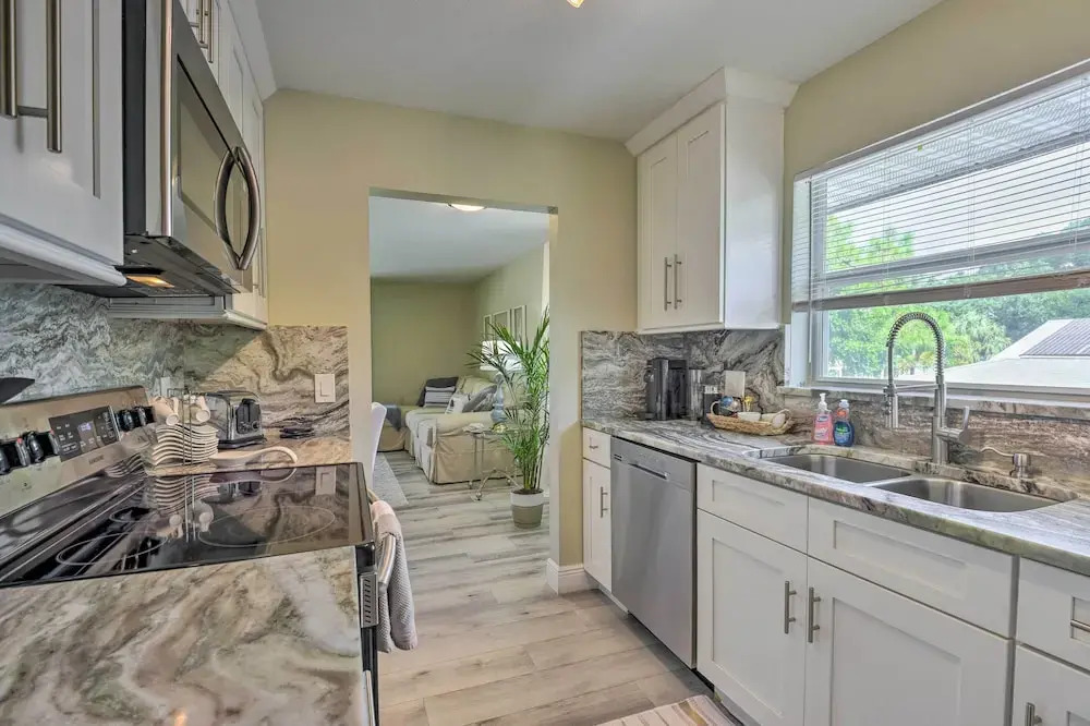 Cozy Sarasota Retreat - 3 Blocks to the Coast!
