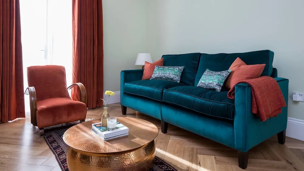 5BR Family Home in Leafy SW London