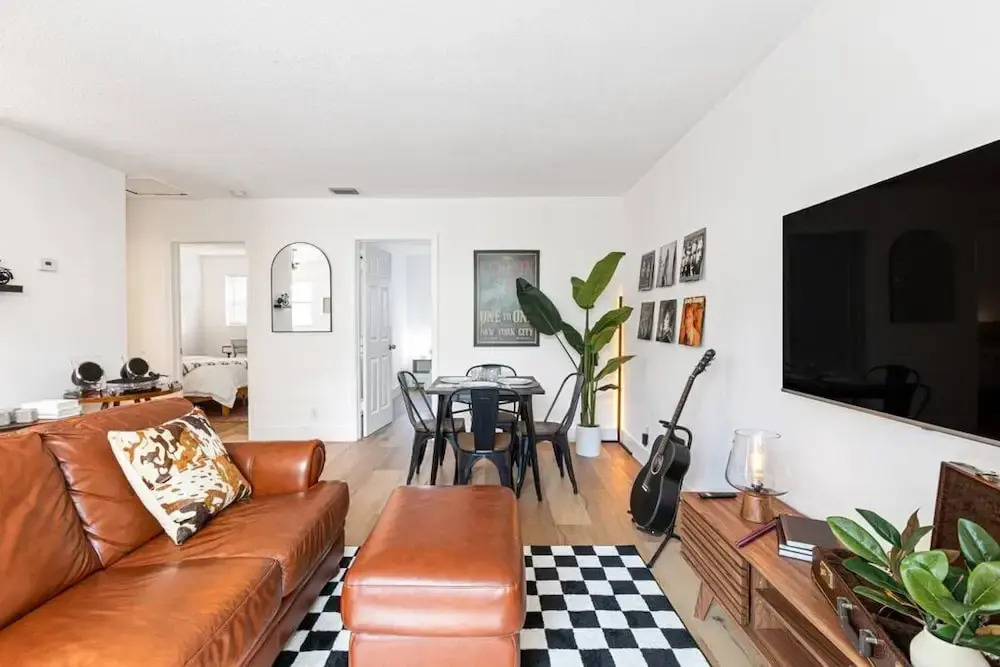 Musicians Lounge - 2 BR With Parking Asssigned