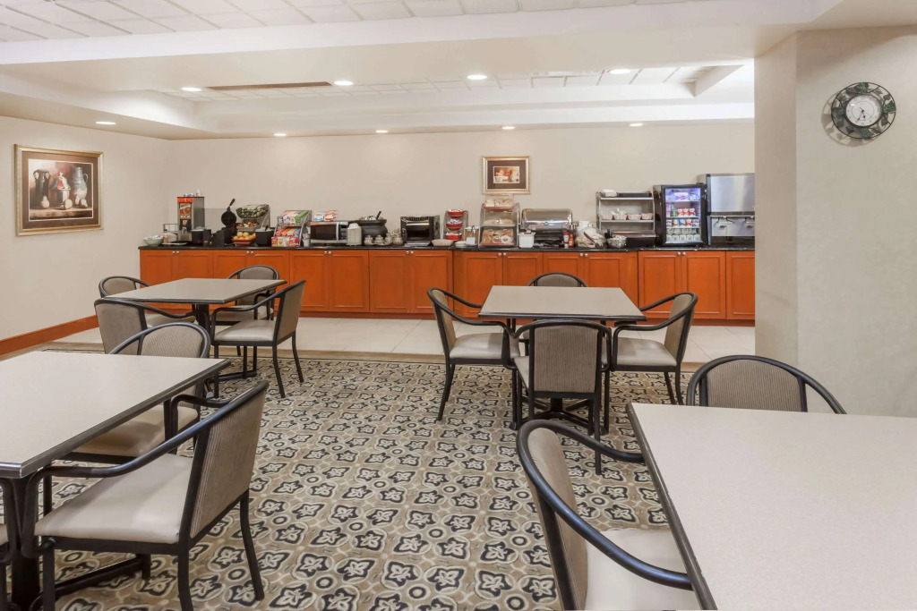 Wingate by Wyndham Peoria - Complimentary Area Shuttle