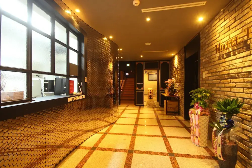 Hotel The May