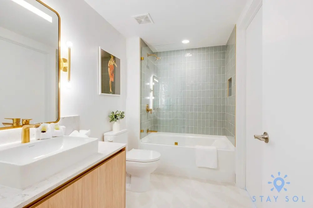 Chic Downtown 1-br w City Views Gym Pool