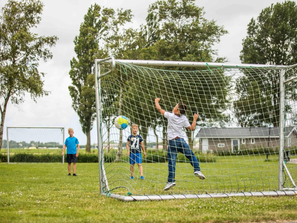 Nice chalet with dishwasher, in a holiday park, center of Hoorn at 8 km.