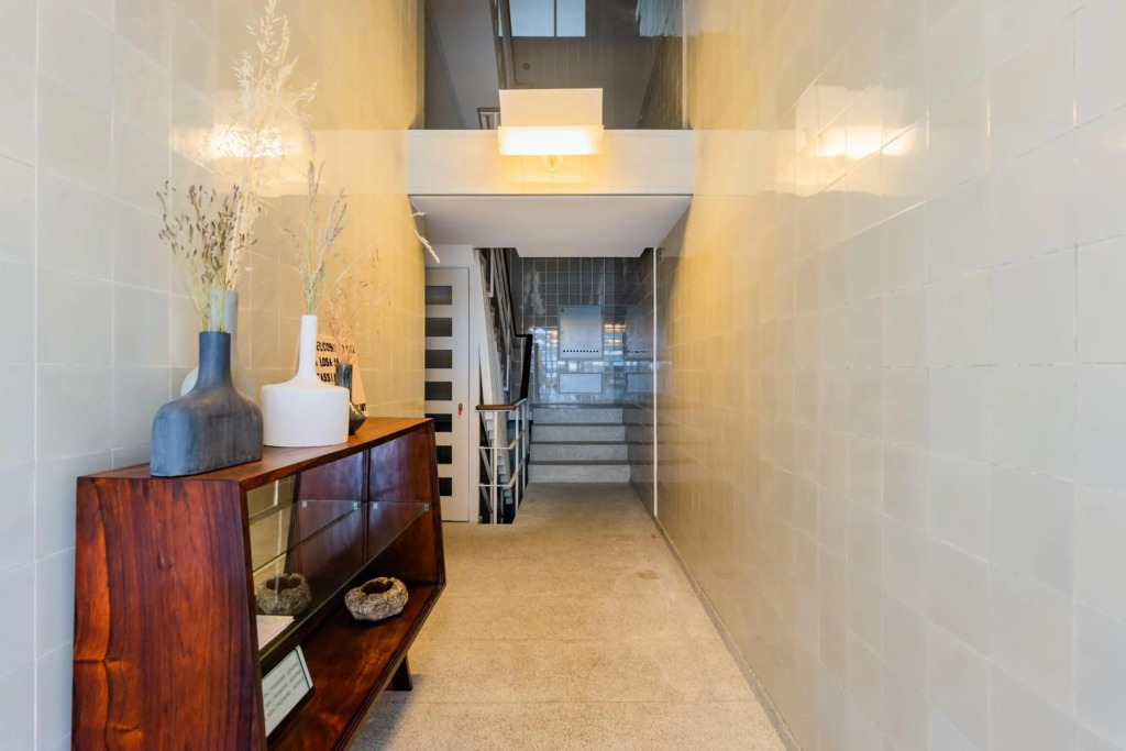 UNIQUE Modernist Duplex apartment & PARKING