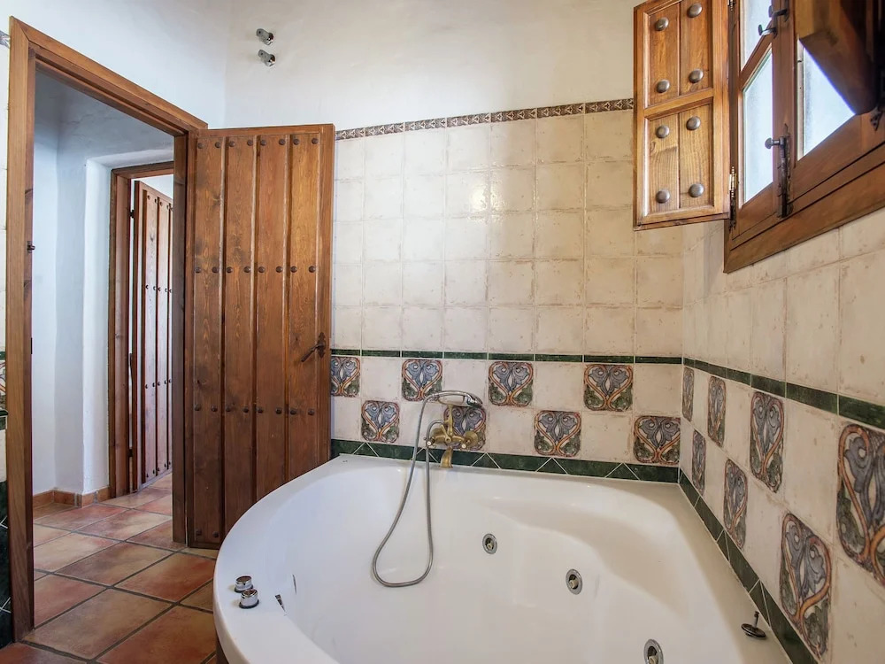 Spacious Cottage with Pool
