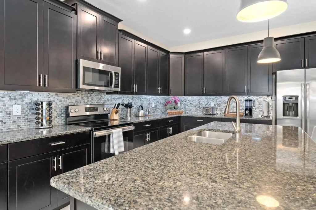 Storey Lake -6 Bedrooms Luxury home w-pool & spa