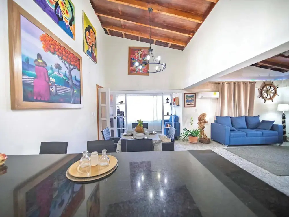 Colonial 2BR Apartment 2mins walk to beach