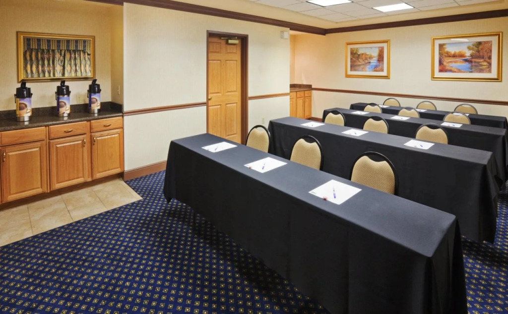 Holiday Inn Express Hotel and Suites Jenks by IHG