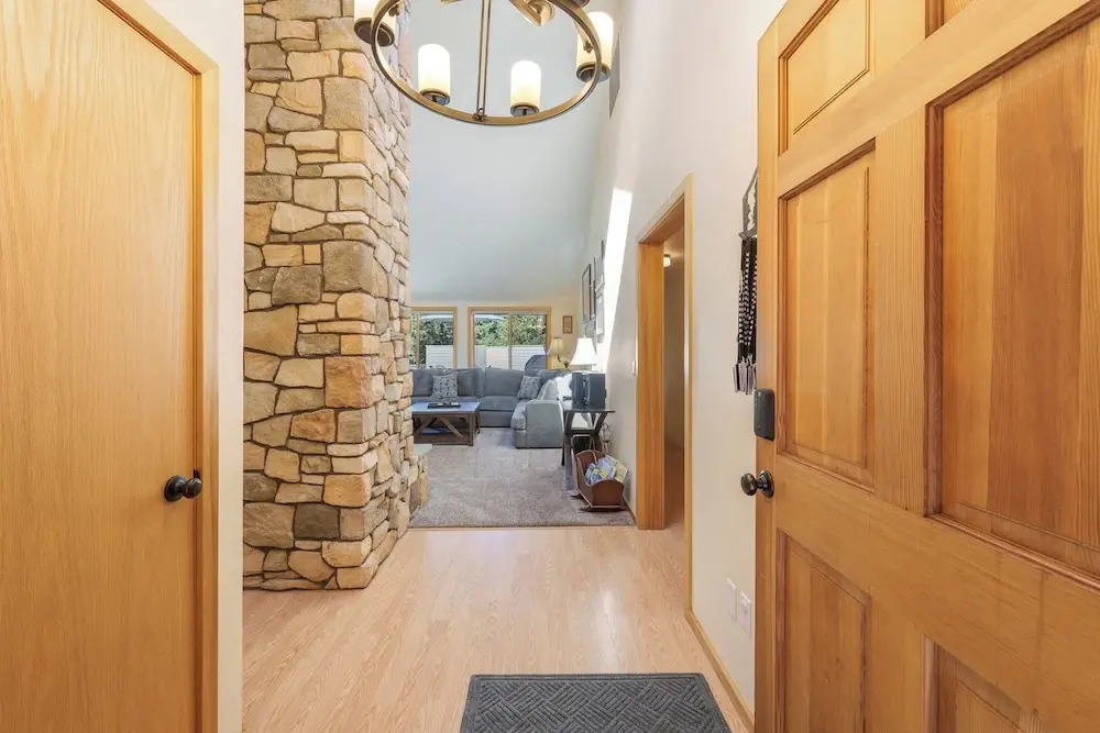 Charming Hot Tub Home Near Sharc