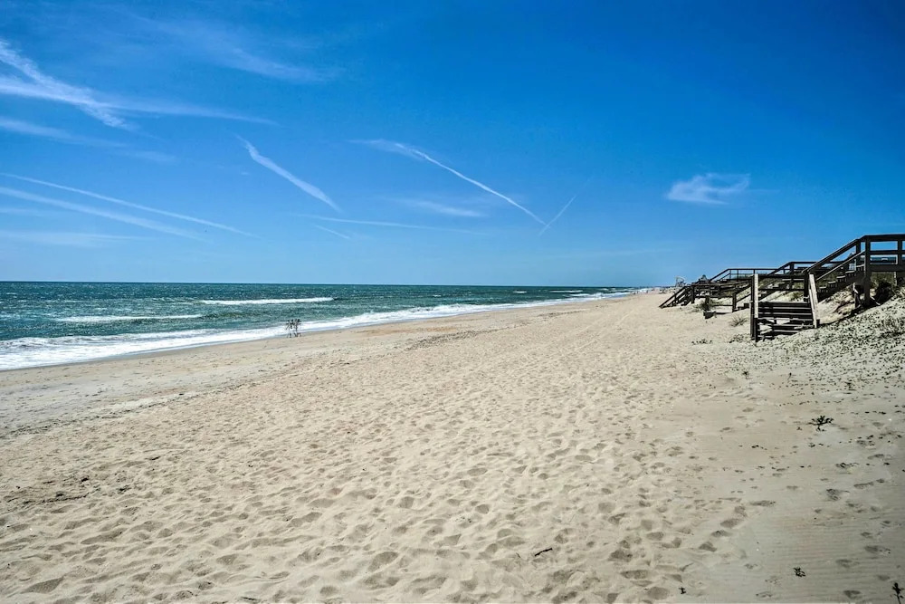 Carolina Beach Condo With Deck: Steps to Shore!