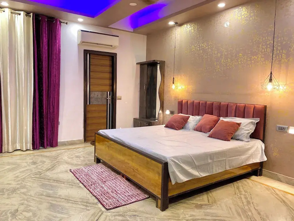 Let'stay- Sector 63A Noida