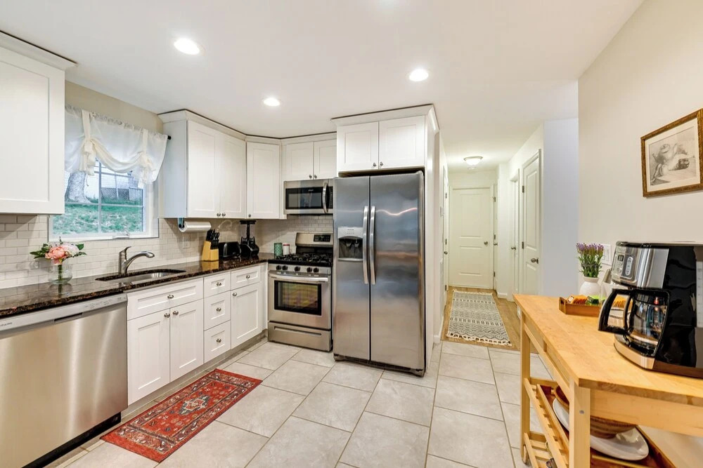 Walk to Shops & Dining: Glen Cove Apt w/ Yard!