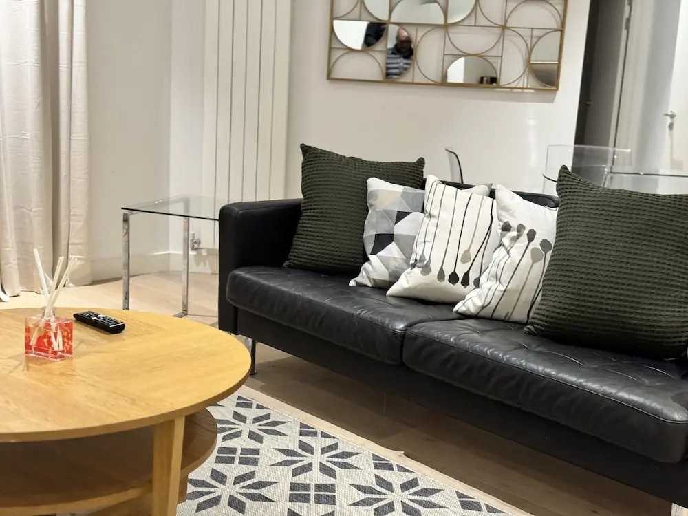 Docklands Stunning 2 bed Apartment London