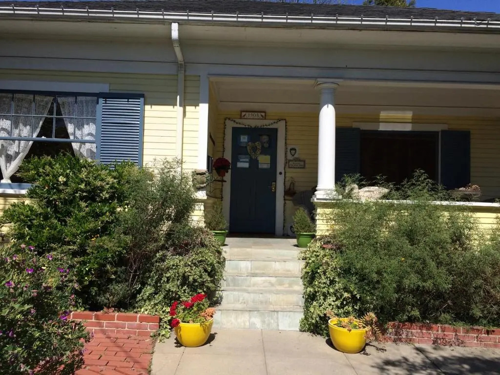 Secret Garden Inn & Cottages