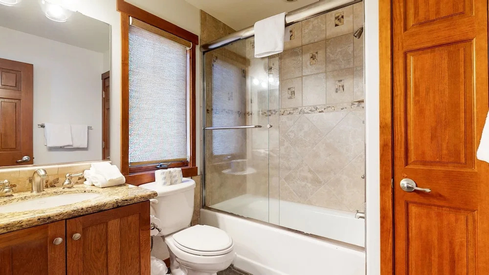Grayfox 2 Pet-Friendly, 5-Star with Private Hot Tub, 2 Car Garage and Prime Location by RedAwning