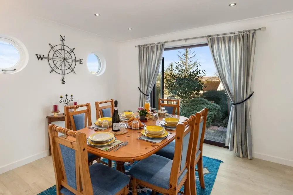 Four Oaks - Sea Views, Parking, Enclosed Garden, Dog Friendly