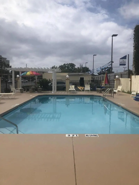 Hole Inn the Wall Hotel - Fort Walton Beach - Sunset Plaza - nearby Beaches & Hurlburt