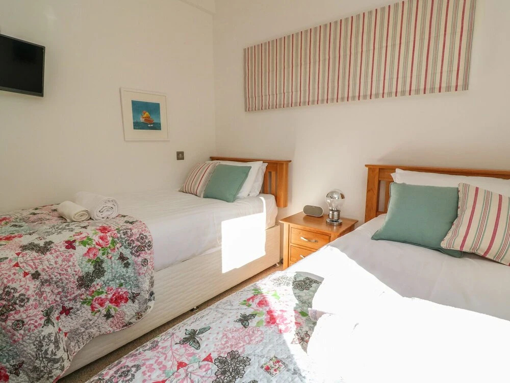 2 Miller's Island, Looe