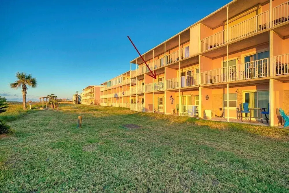 Oceanfront Condo w/ Private Balcony Pool + Tennis Bubbly Blew by Avantstay