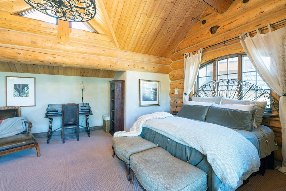 Hilltop Hideaway - Expansive Views From This Private Estate, Hot Tub, Pool Table