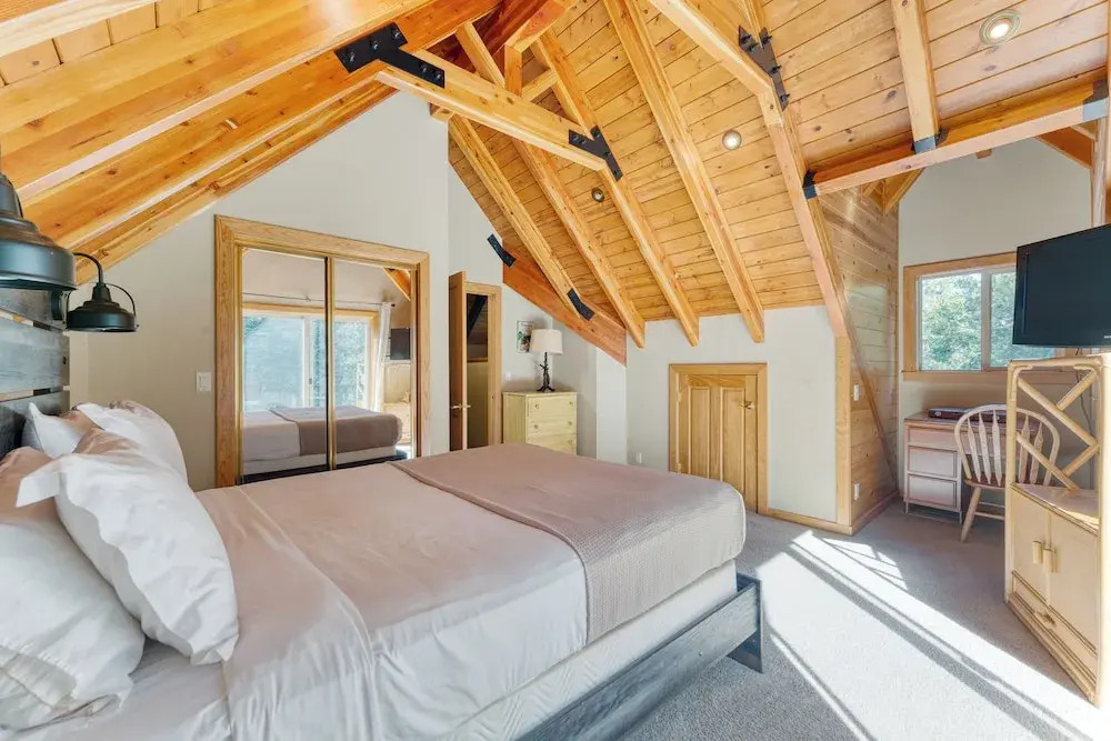 Ember by Avantstay Majestic Entertainers Home w/ Pine Tree Views & Close to Meek's Bay