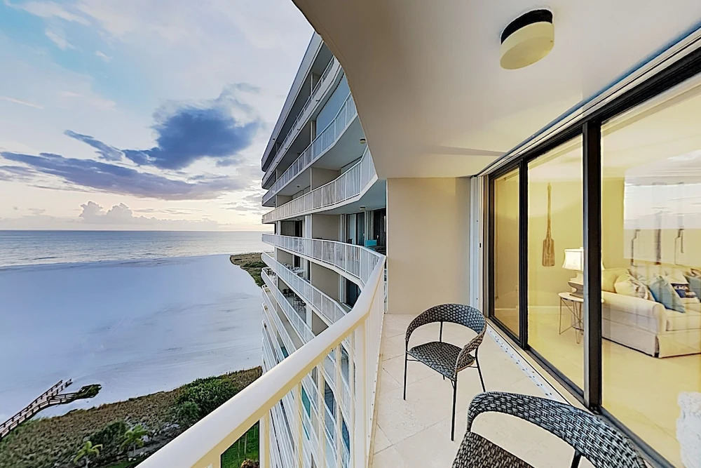 Chic High-rise W/ Gulf Views, Pool & Hot Tub 2 Bedroom Condo