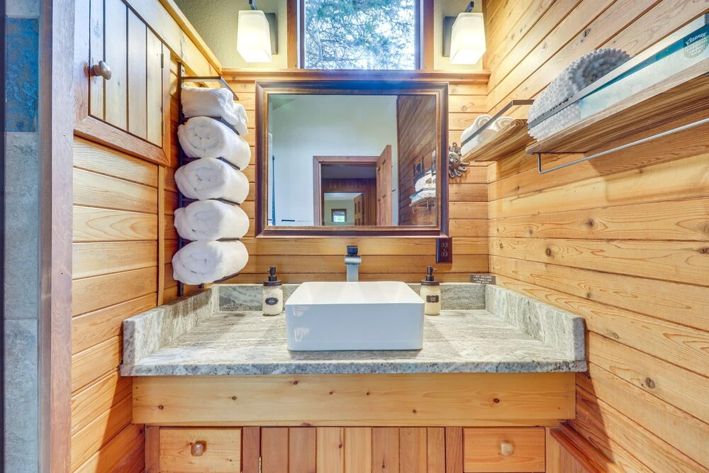 'griz Den' Cabin w/ 2 King Beds Near Glacier!