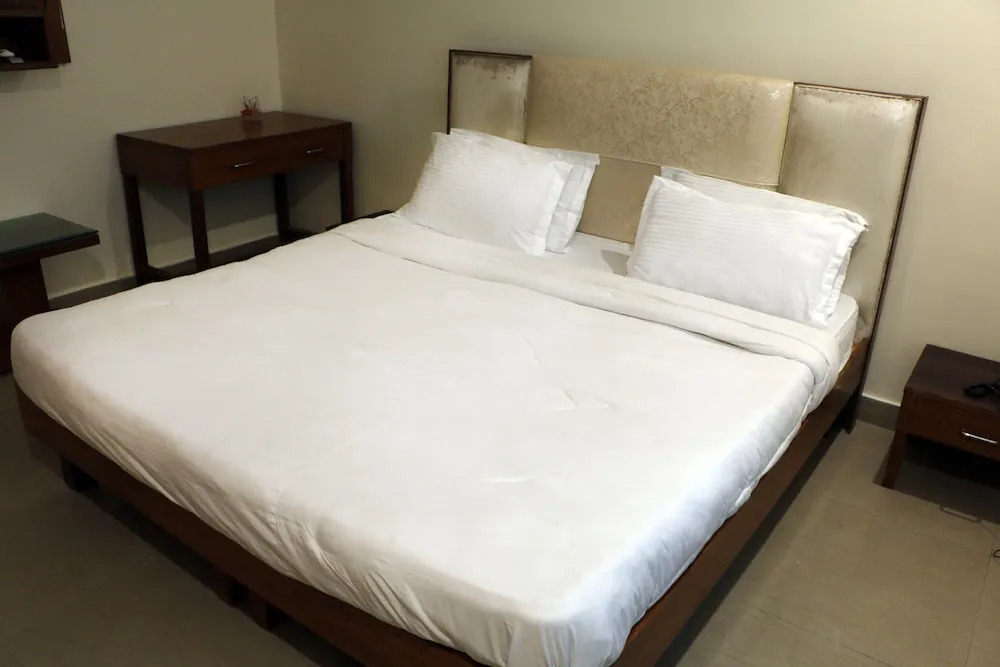 OYO 5190 Hotel Golden Inn
