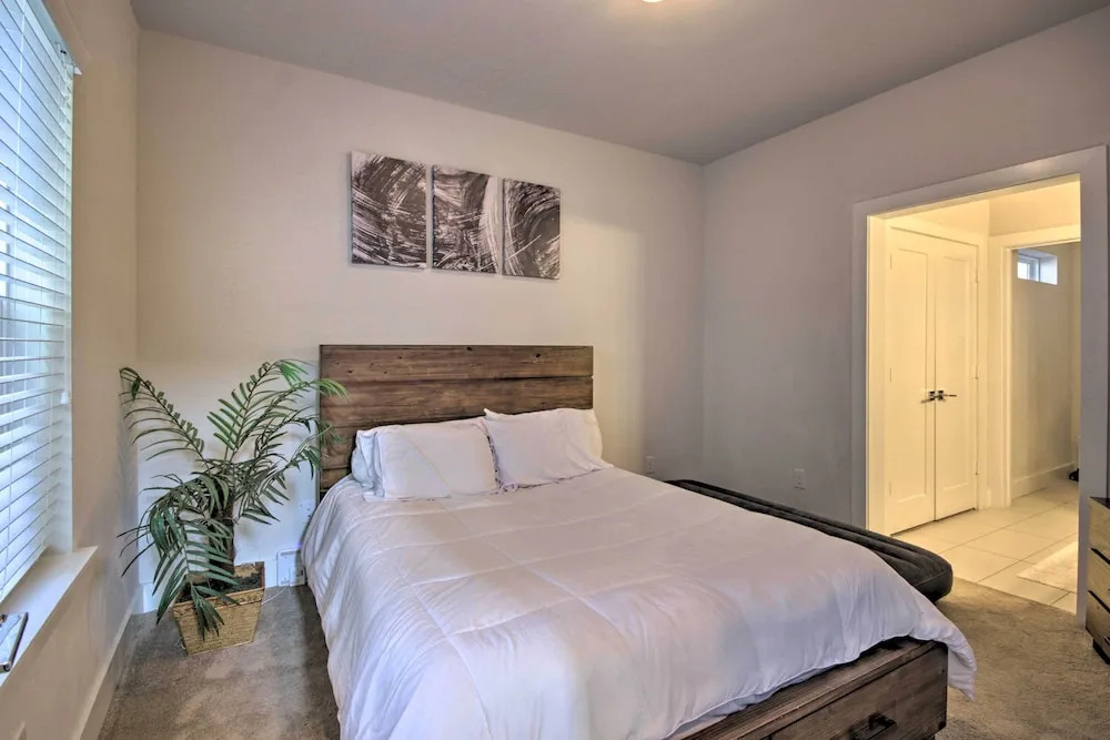 Central Houston Townhouse - 1 Mi to Downtown