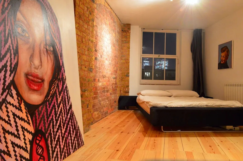 Stunning and Arty Penthouse Flat near Borough Mark