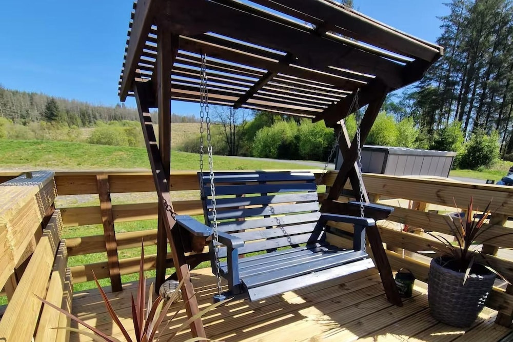 Cabin- Sleeps 8- Hot Tub, Free Parking, Wifi, Pets