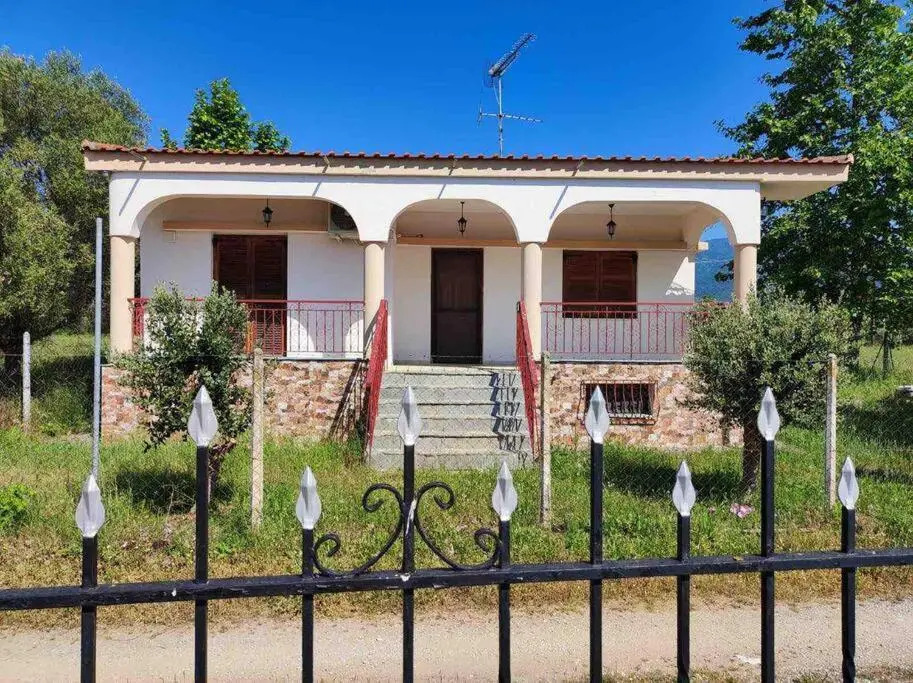 Villa Litsa! Quiet place, beautiful garden, near beach!