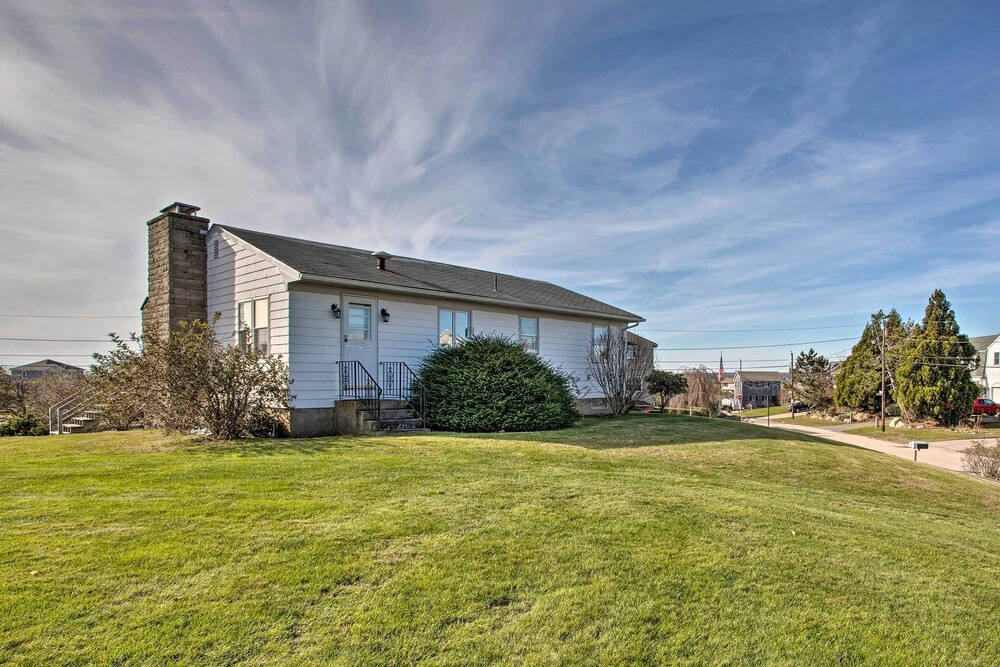 Rhode Island Oceanview Retreat: Walk to Shore!