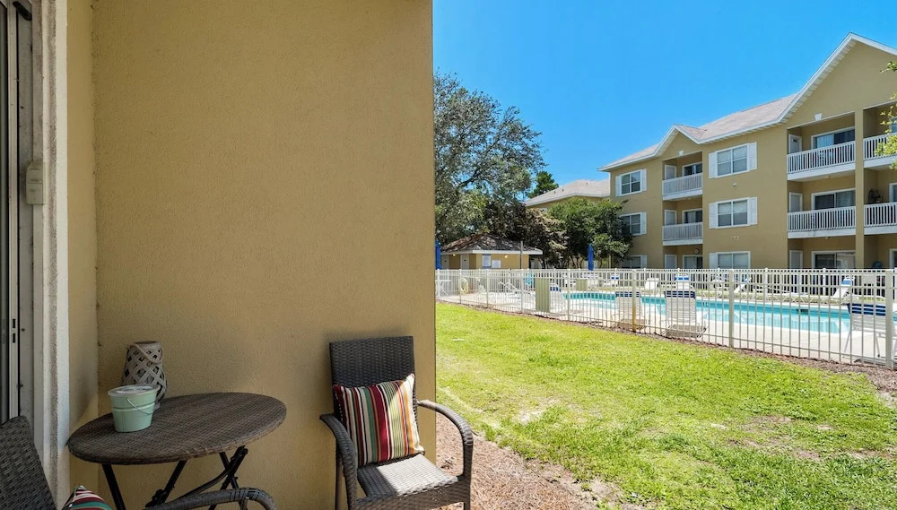 1st Floor, Walkable to Dining, Shopping, Beach - Sleeps 6