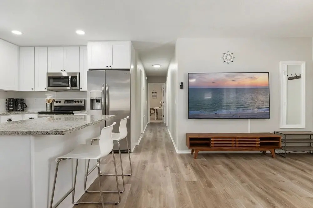 Lakes Sunny Paradise Newly Remodeled 3 Bedroom Home With Pool Fenced in Backyard 3 Home by Redawning