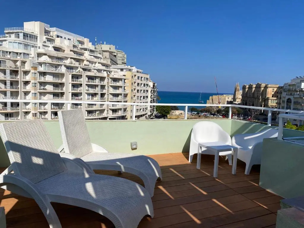 Balluta Bay Beach house with Seaviews
