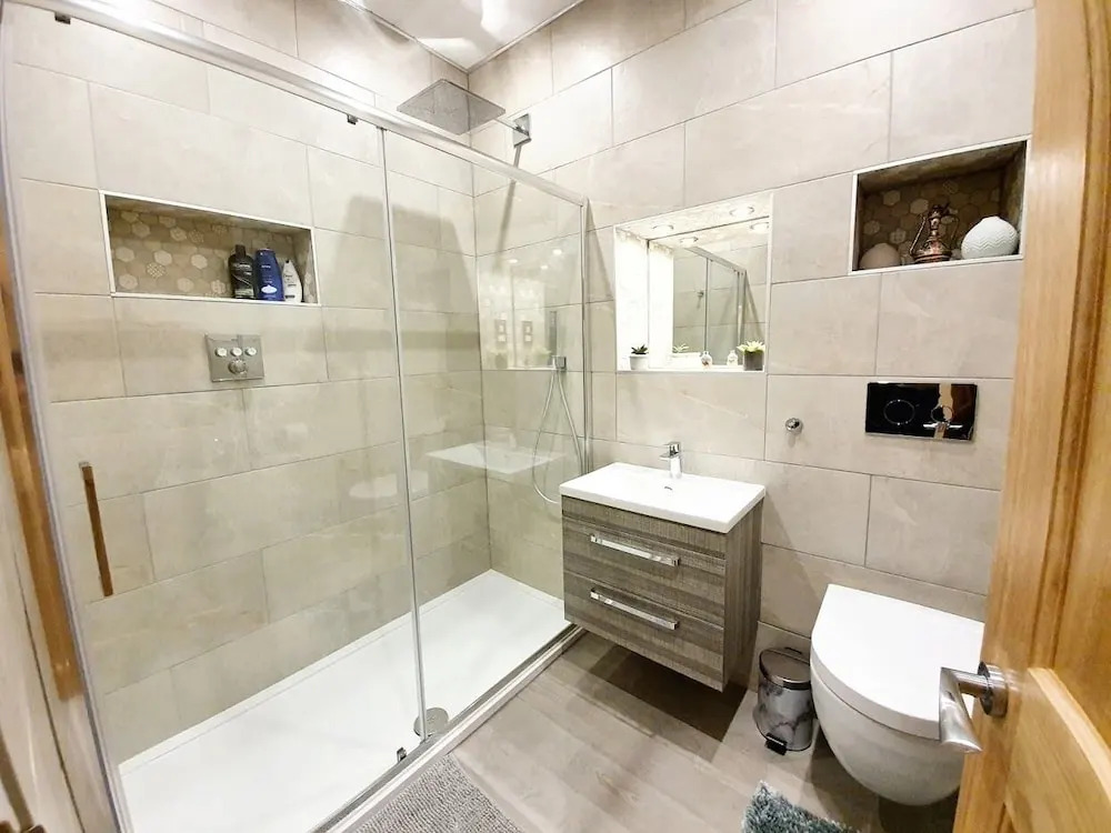 Unwind in a Bright Airy Victorian Apartment in West End!