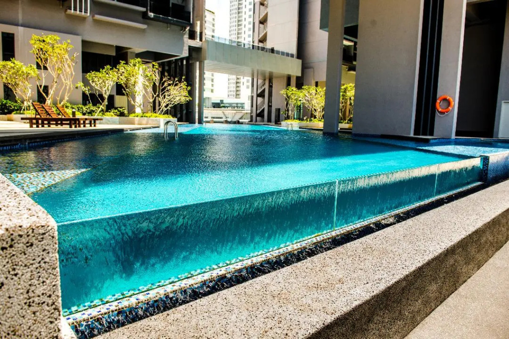 Imperio Residences Private Bathtub or Jacuzzi by Nestcove