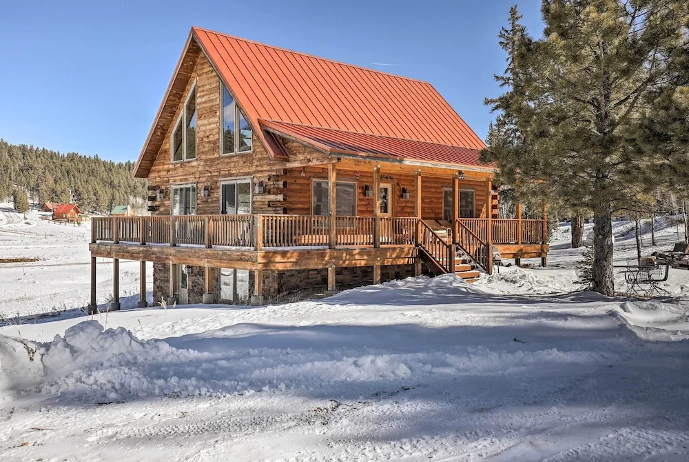 Cozy Family Cabin: Game Room, Near National Parks!