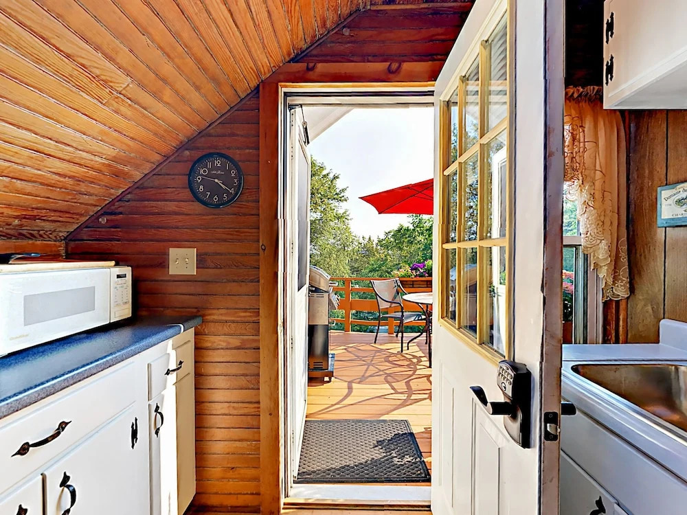 Romantic Crowâ€™s Nest Hideaway 1 Bedroom Apts