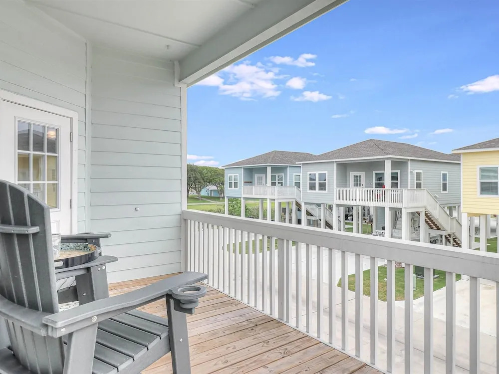 Pelican Reef Or104 3 Bedroom Home by RedAwning