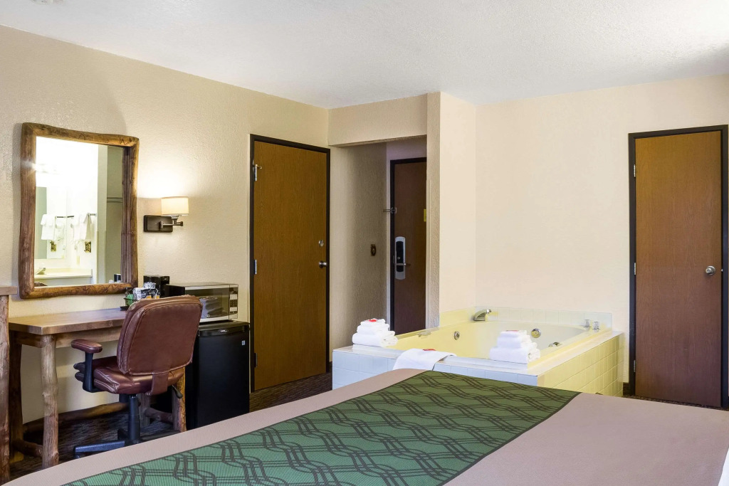 Econo Lodge, Downtown Custer Near Custer State Park and Mt Rushmore
