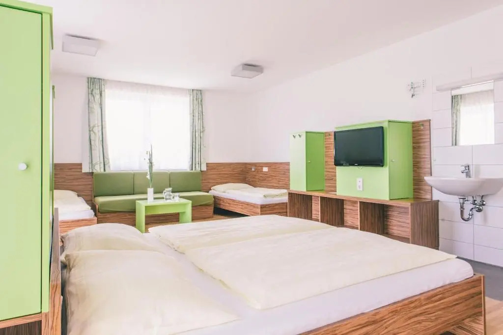 Karlingerhaus Hotel Hostel Home