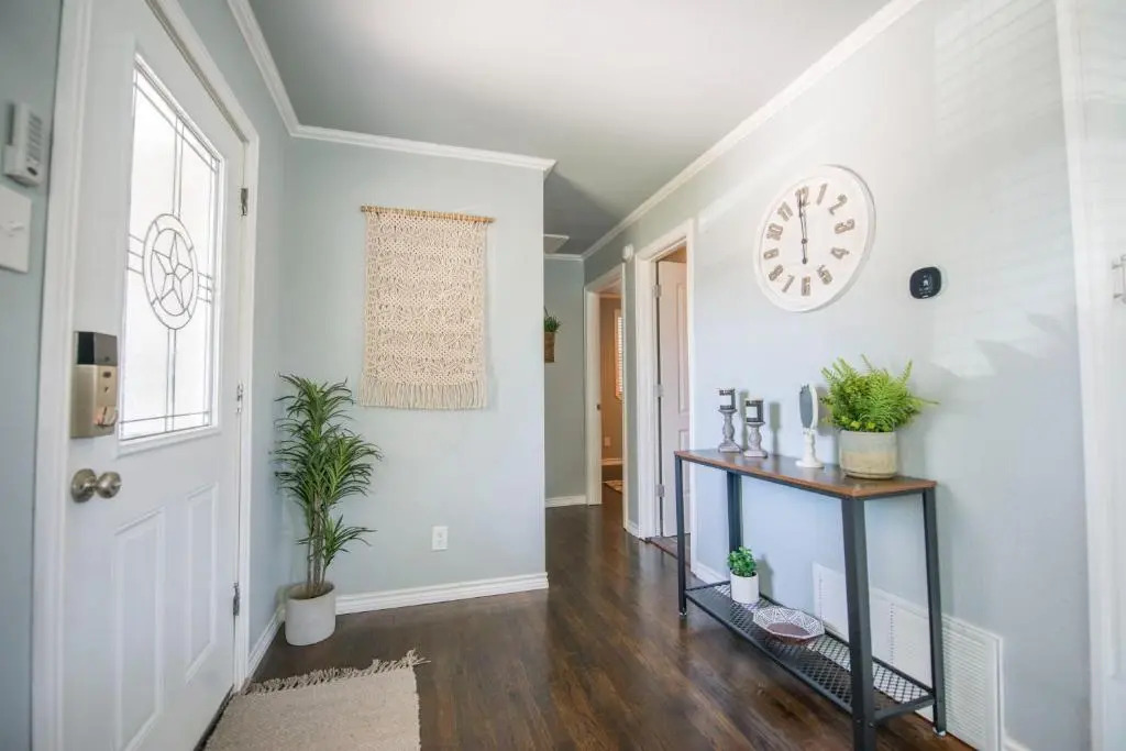 Walk to the Silos! 3 Bed 1960's Bungalow near Baylor