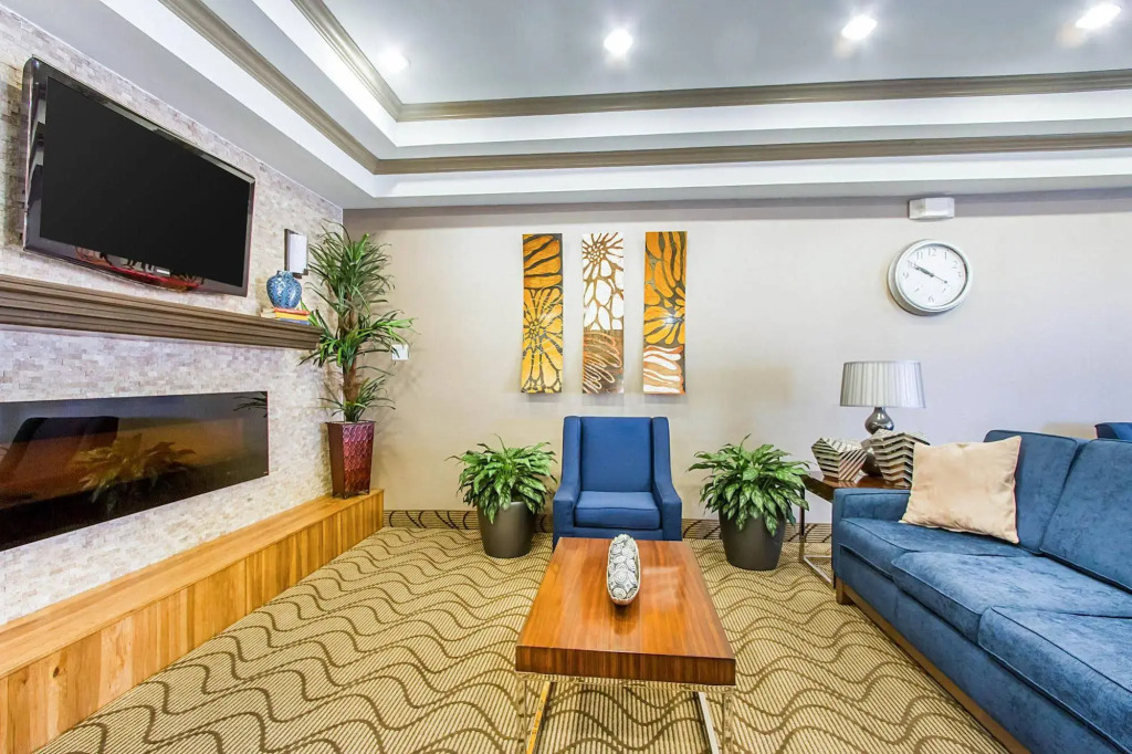 Comfort Suites University
