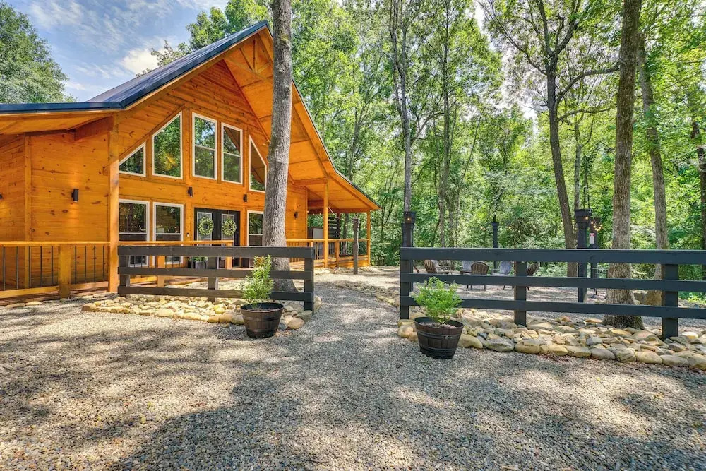 Upscale Broken Bow Cabin: Hot Tub & Fishing Pond!